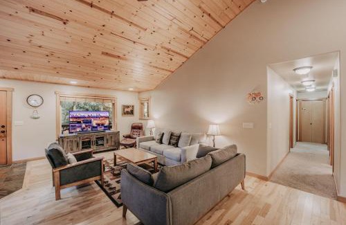 Warnick House | Glacier Springs Cabin 65 - Hot Tub - Wi-Fi