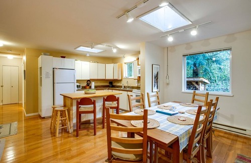 Warnick Cabin | Glacier Springs Cabin - Wood Stove, Hot Tub, WIFI, Sleeps 8