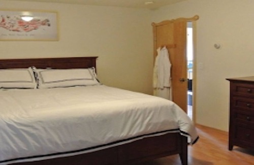Haines Cabin | Glacier views, waterfront property on Haines dramatic Mud Bay Road