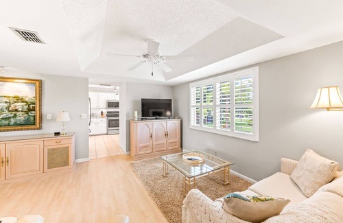 East Naples Condo | Glades Golf & Country Club-Updated 2/2 Condo near 5th Ave Shopping, Beach & Pier