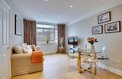 Brompton & Hans Town Apartment | Glamorous Art Deco Flat in Chelsea