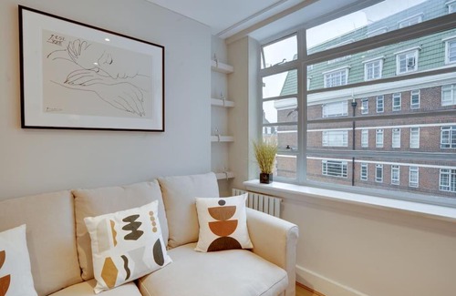 Brompton & Hans Town Apartment | Glamorous Art Deco Flat in Chelsea