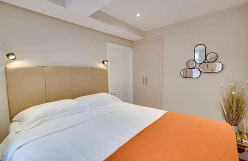 Brompton & Hans Town Apartment | Glamorous Art Deco Flat in Chelsea
