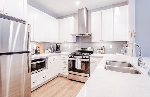 Over-the-Rhine Condo | Glamorous Dtwn Condo w/King Bed + Walk to Restaurants