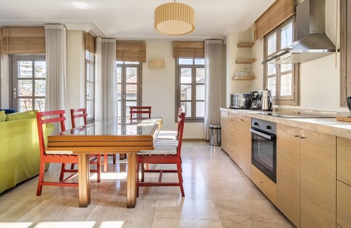 Kaleici House | Glamorous Flat with Jacuzzi near Hadrian's Gate