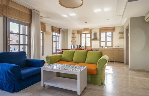 Kaleici House | Glamorous Flat with Jacuzzi near Hadrian's Gate