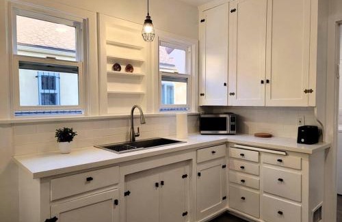 Carthay Circle House | Glamorous Getaway: Exclusive 1BR LA Hotspots