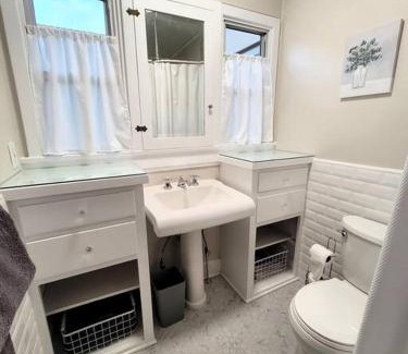 Carthay Circle House | Glamorous Getaway: Exclusive 1BR LA Hotspots