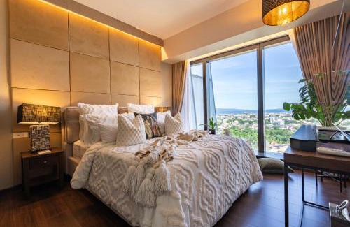 Poblacion District Apartment | Glamorous Luxury 2 Bedroom Apartment in Aeon Towers I Panoramic Views I Free Wi-fi, Gym and Pool I by Bleuspace