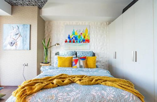 Poblacion District Apartment | Glamorous Luxury 2 Bedroom Apartment in Aeon Towers I Panoramic Views I Free Wi-fi, Gym and Pool I by Bleuspace
