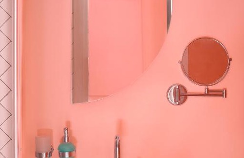 Jaffa Apartment | Glamorous Pink Pearl Studio Beach
