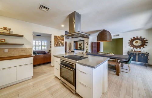 Scottsdale Country Acres House | Glamorous Renovated Desert Oasis, Heated Pool, Tub