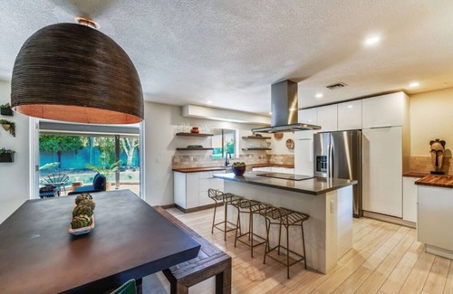 Scottsdale Country Acres House | Glamorous Renovated Desert Oasis, Heated Pool, Tub