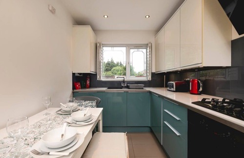 Latchmere Apartment | Glamorous Two-Bedroom Apartment in Battersea, London