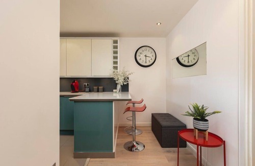 Latchmere Apartment | Glamorous Two-Bedroom Apartment in Battersea, London