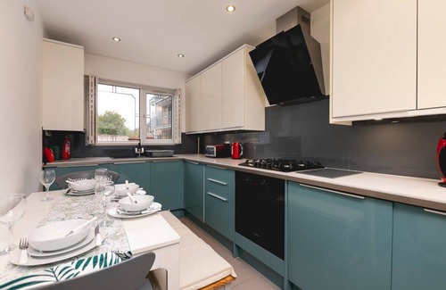 Latchmere Apartment | Glamorous Two-Bedroom Apartment in Battersea, London