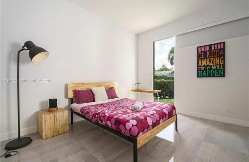 Fort Lauderdale Villa | Glamorous Waterfront Canal Home with Pvt Dock and Pool