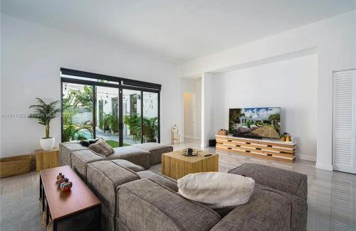 Fort Lauderdale Villa | Glamorous Waterfront Canal Home with Pvt Dock and Pool