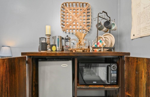 West Stayton Cabin | Glamping Adventure on the Banks of the Thomas River, Fire-Pit, BBQ & Renovated Barn, 2 Miles to Scio