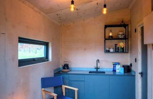 Mabe Cabin | Glamping Cabin with Outdoor Bathnn
