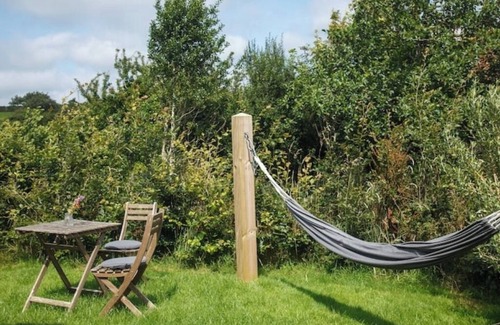 Mabe Cabin | Glamping Cabin with Outdoor Bathnn