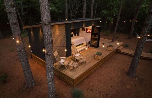 Guntersville House | Glamping cabin with private deck and hot tub!