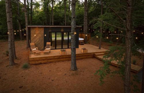 Guntersville House | Glamping cabin with private deck and hot tub!