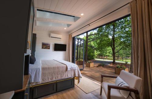 Guntersville House | Glamping cabin with private deck and hot tub!