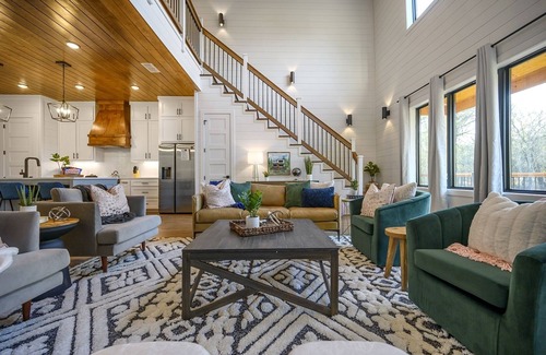Broken Bow Cabin | Glamping Creekside|Hot Tub|3 Decks|Sleeps 10