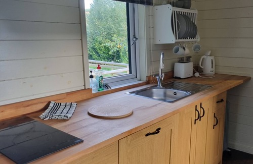 Kingswood Cottage | Glamping Hut - Riverview 5