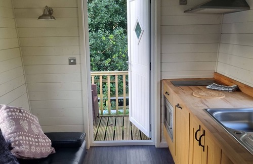Kingswood Cottage | Glamping Hut - Riverview 5