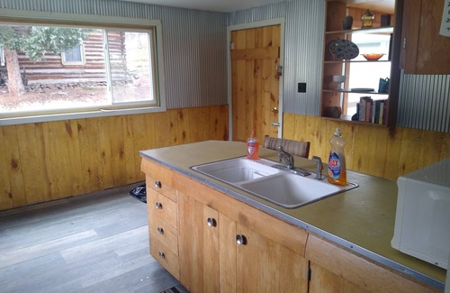 Grant House | Glamping on 57 acres: 10 minutes from Wellington Lake!