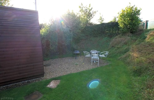 Winterbourne Stoke Cabin | Glamping Pod - Sleeps 2 - Parking