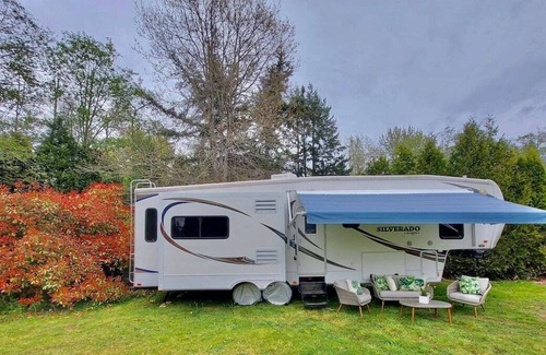 Surrey House | Glamping - Pool & Hot Tub!