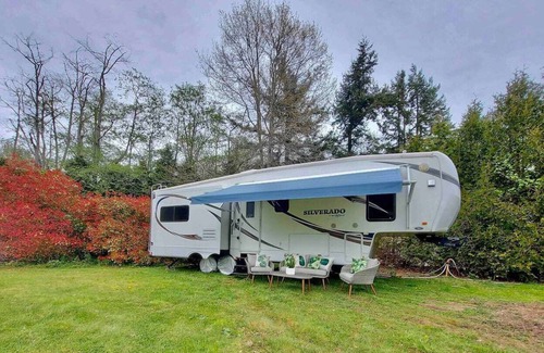 Surrey House | Glamping - Pool & Hot Tub!