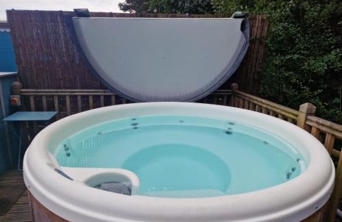 Llanfair Caereinion House | Glan yr Afon Dau - Relax Recuperate Hot Tub