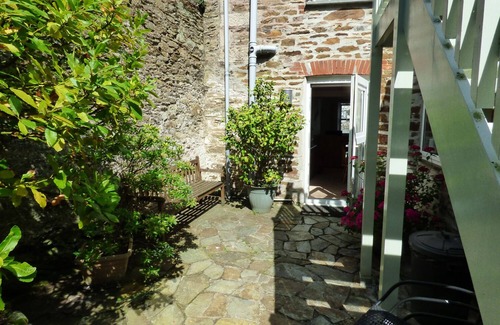 Polruan Apartment | GLANMOR, country holiday cottage, with a garden in Polruan