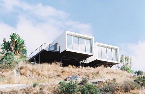 Bonita House | Glass Home with Views, Hot Tub, FREE EV Charging!