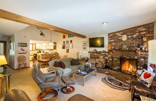 Killington House | Glazebrook F5 Townhome 1 mile from Snowshed, walking distance to night clubs