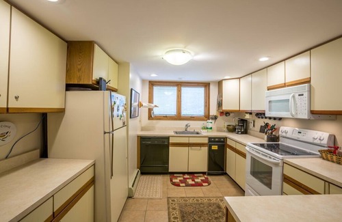 Killington House | Glazebrook F5 Townhome 1 mile from Snowshed, walking distance to night clubs