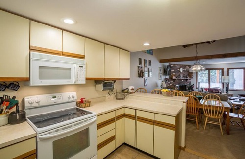 Killington House | Glazebrook F5 Townhome 1 mile from Snowshed, walking distance to night clubs