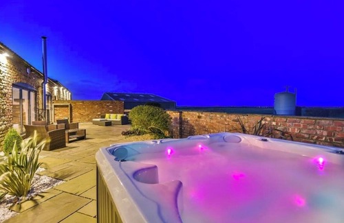 Lincoln House | Glebe Farm 4Br, Sleeps 11, Hot Tub, Pet Friendly