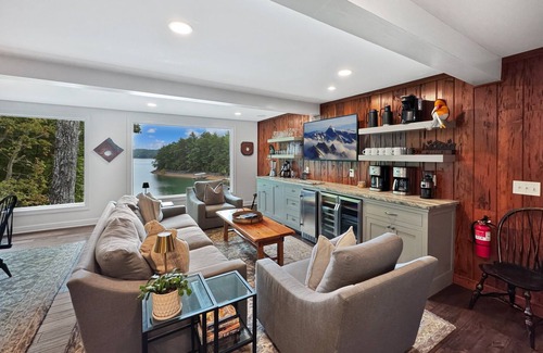 Blue Ridge House | Gleesome Inn - Waterfront | Private Dock | Stunning Views!