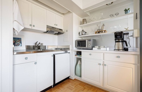 Maple City Apartment | Glen Arbor Riverfront Retreat: Steps to Beach!