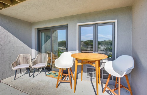 Maple City Apartment | Glen Arbor Riverfront Retreat: Steps to Beach!