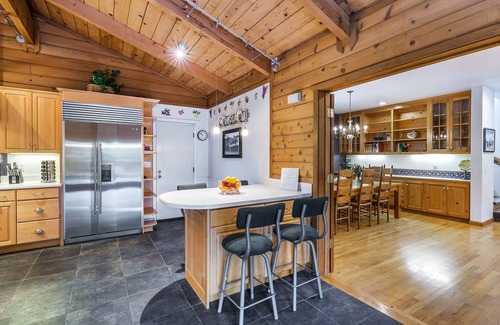 Glen Ellen House | Glen Ellen Stone Retreat. Family activities. 5 bd 4.5 baths with pool + hot tub.