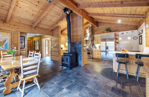 Glen Ellen House | Glen Ellen Stone Retreat. Family activities. 5 bd 4.5 baths with pool + hot tub.