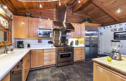 Glen Ellen House | Glen Ellen Stone Retreat. Family activities. 5 bd 4.5 baths with pool + hot tub.