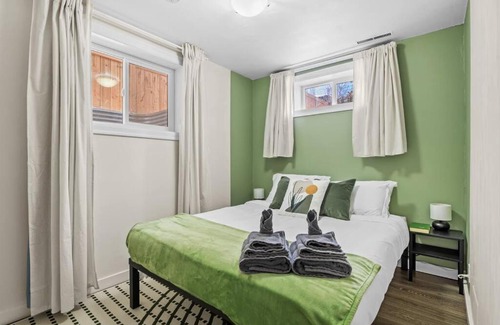 Glenbrook Apartment | Glenbrook Home Close to MRU 2KingBeds FreeParking