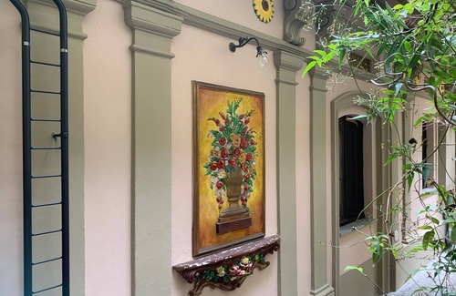 Historic Centre Apartment | Glenda's Suite and its Patio